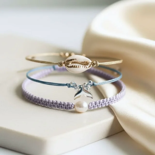 دستبندهای دستساز نخی با پلاک مینیمال دستبندهای دستساز نخی با پلاک مینیمال